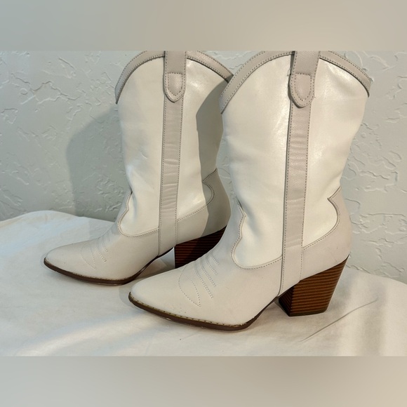 White pointed toe mid calf western boots. Size 6. EUC. Worn 1x. - Picture 11 of 12